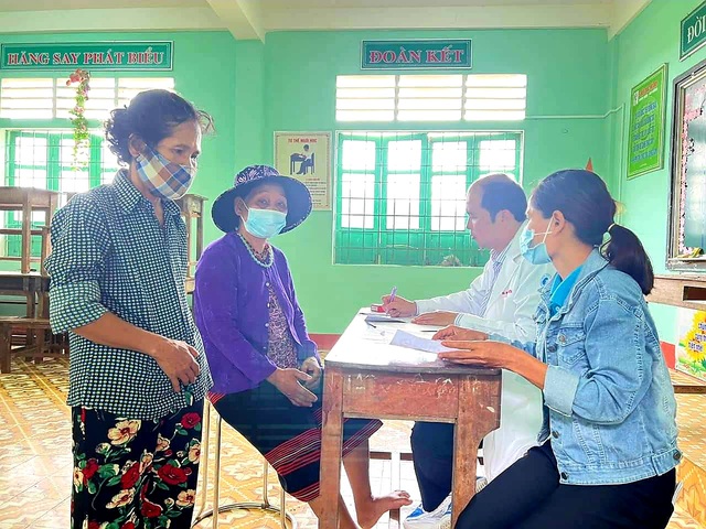 nguoi-dan-tren-dia-ban-xa-a-bung-dakrong-quang-tri-duoc-tu-van-suc-khoe-kham-tong-quat-va-cap-thuoc-mien-phi-anh-hung-tran