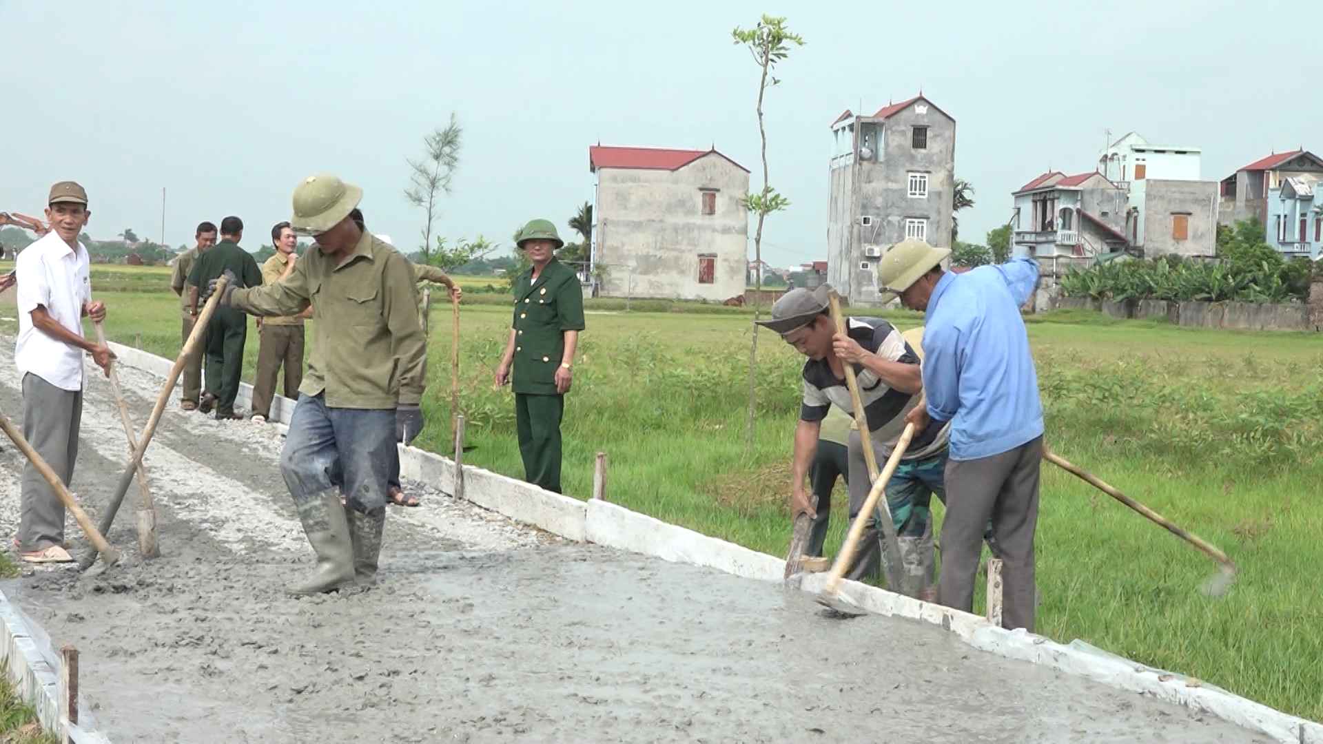 nhan-dan-thon-dong-lam-xa-quynh-phutham-gia-lam-duong-giao-thon-nong-thon